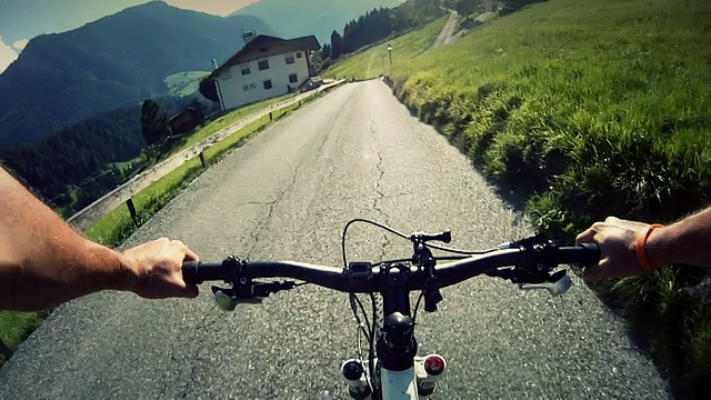 山地车视频:长下降的道路视频素材