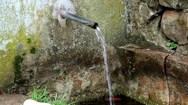 老喷水池与水槽近距离视频素材