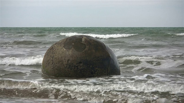 Moeraki Boulder在海洋中视频下载