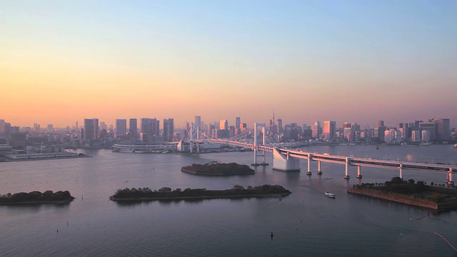 东京市中心夜景与彩虹桥视频素材