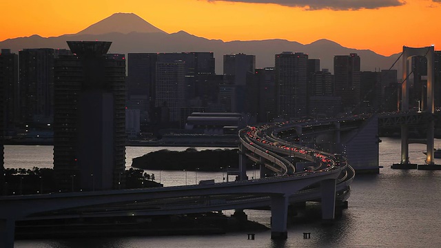 东京市中心夜景与彩虹桥视频素材