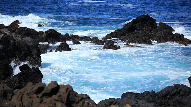 海浪和岩石海岸，高清视频视频素材