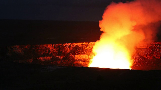 基拉韦厄火山喷气孔在晚上视频素材