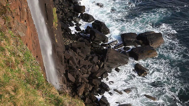 短裙岩瀑布和海岸视频素材