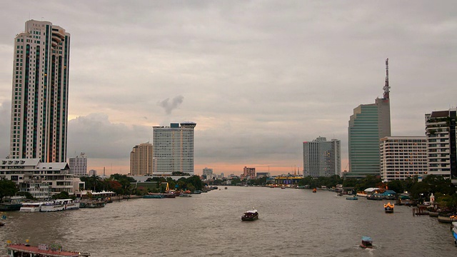 黄昏的河流和城市时光流逝视频素材