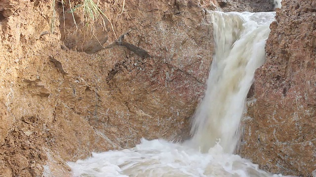 土壤生态位中快速流动的水。视频素材