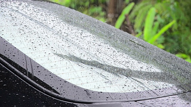 雨点随着雨声打在车顶上视频素材