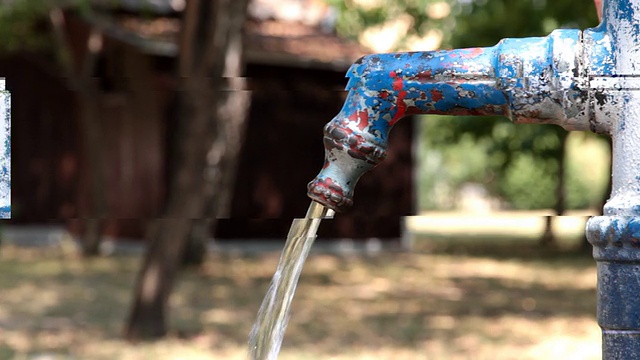 旧水龙头里流出的水视频素材