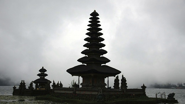 雾湖在Pura Ulun Danu寺庙，印度尼西亚巴厘岛视频素材