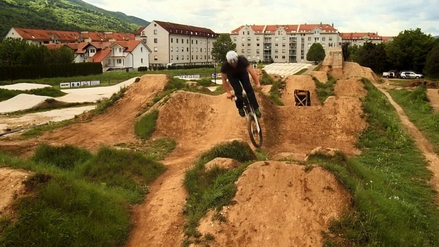 高清起重机:BMX土路跳跃视频素材