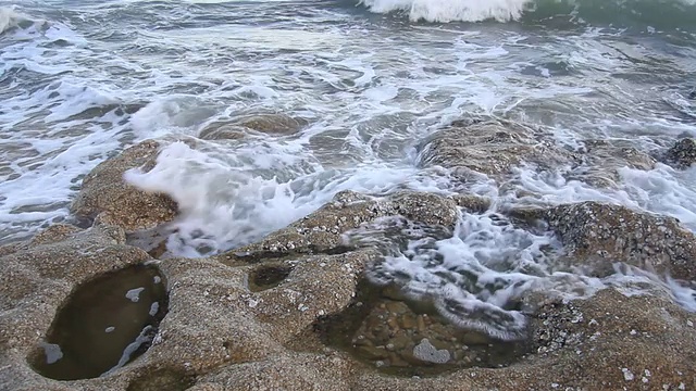 海浪冲击石头海岸视频素材