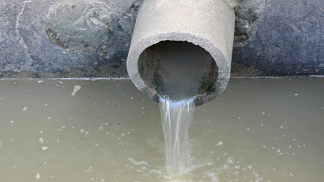 污染环境的污水管或排水管视频素材