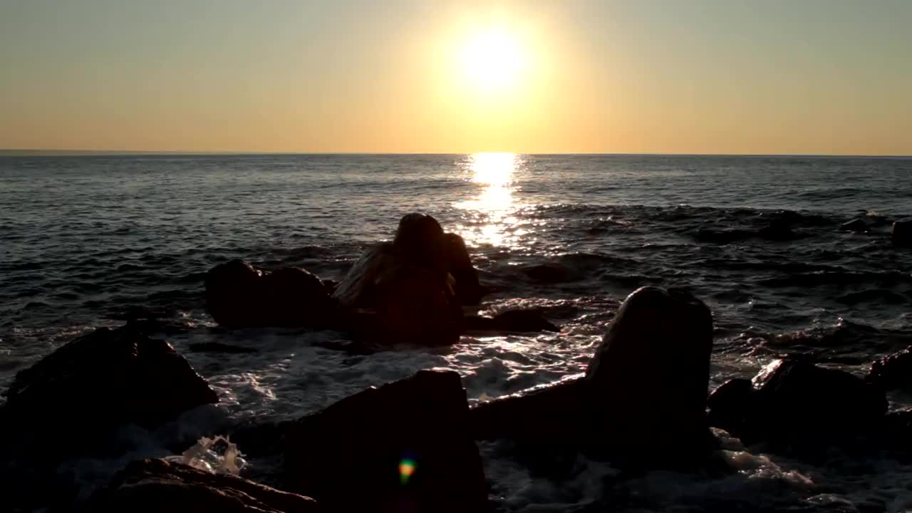 海上的风暴，海浪，岩石，太阳视频素材