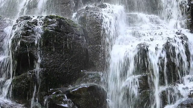 瓦基纳瀑布小道瀑布细节视频素材