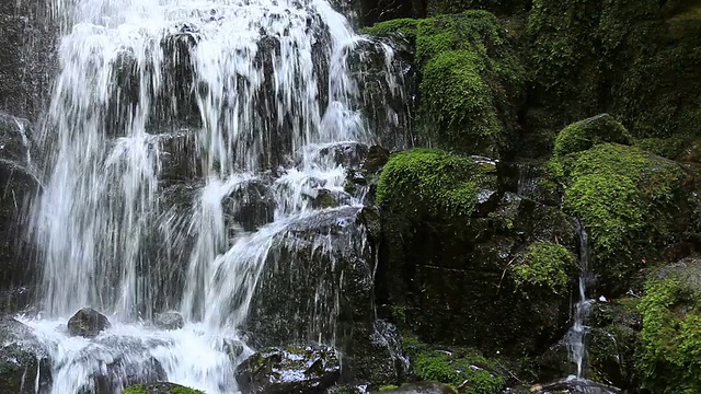 瓦基纳瀑布小道瀑布细节视频素材