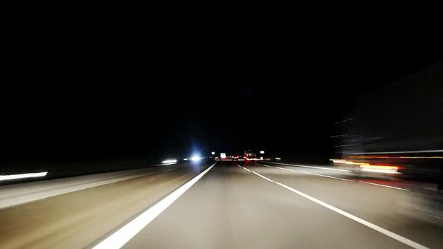 高速公路在夜间高速行驶视频素材