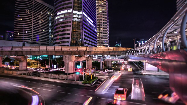 夜间城市交通十字路口视频素材