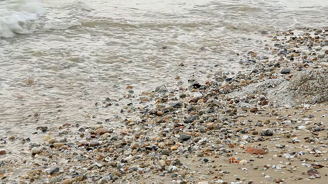 海浪和卵石视频素材