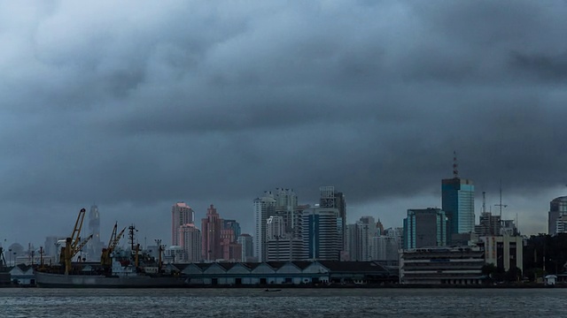 雨和大风黑色风暴时间流逝视频素材