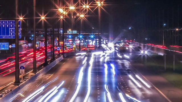 汽车在高速公路上行驶，时间流逝视频素材