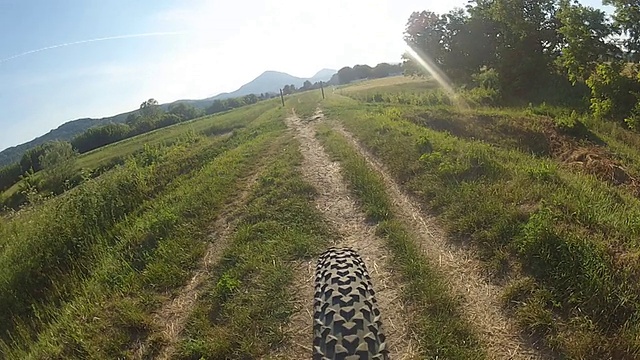 骑山地车(高清)视频下载