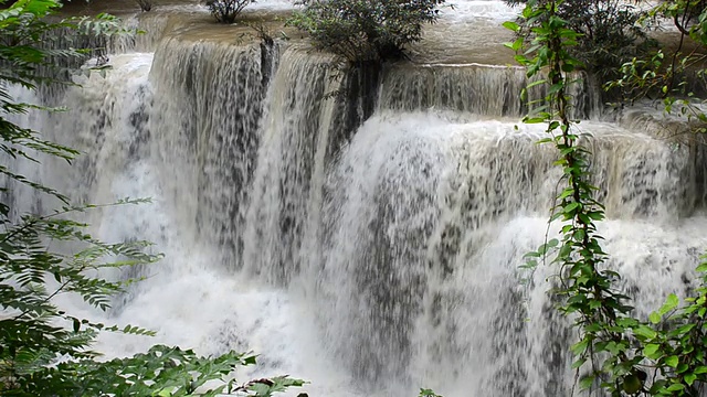 热带雨林中的瀑布视频素材