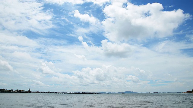 蓝天随着海湾和船一起移动。视频下载