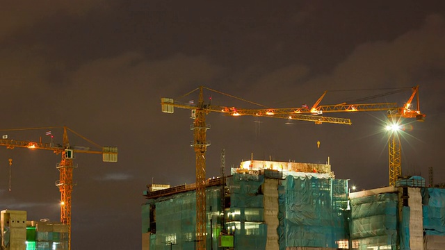 大型建筑工地在黄昏到夜晚的工作时间视频素材