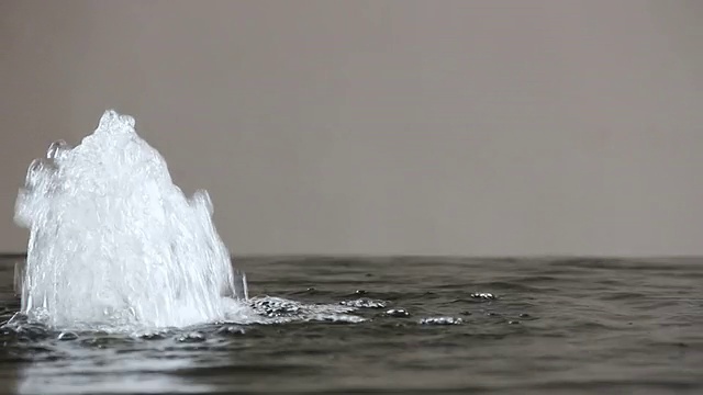 池塘里的左喷泉视频素材