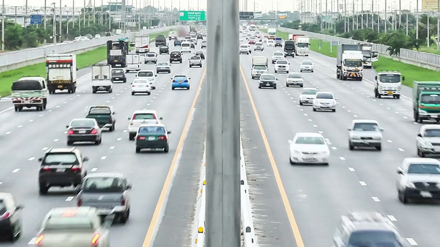 汽车在高速公路上行驶，时间流逝视频素材