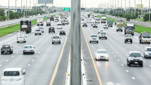 汽车在高速公路上行驶，时间流逝视频素材