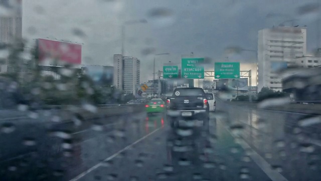 在雨中开车视频素材