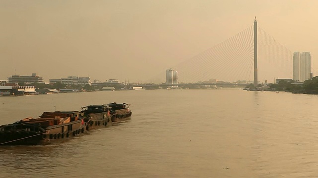 河流和索桥日落时的时光流逝视频素材