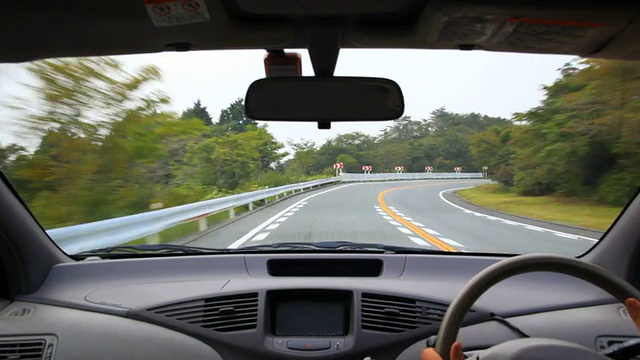 在下雨的山路上开车。视频素材