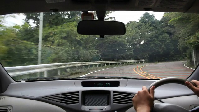 在山路上开车。视频素材