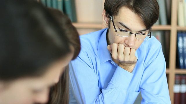 青少年在图书馆一起学习视频素材