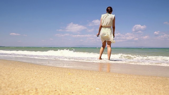 年轻女子在波浪中嬉戏视频下载