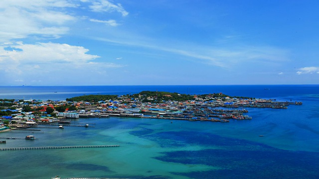 海湾登陆船只。沿海村庄延时视频下载