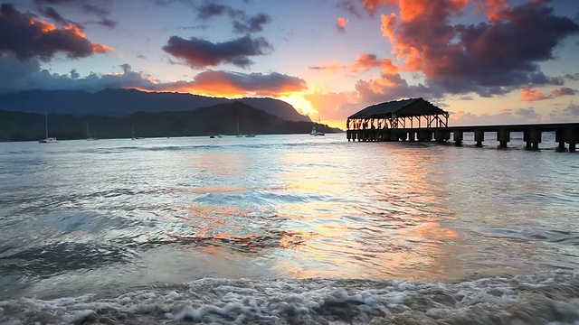 夏威夷考艾岛哈纳莱码头的日落视频素材