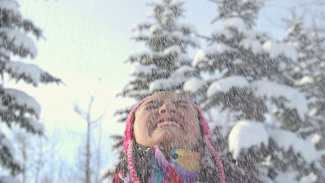 小女孩向空中抛雪视频素材