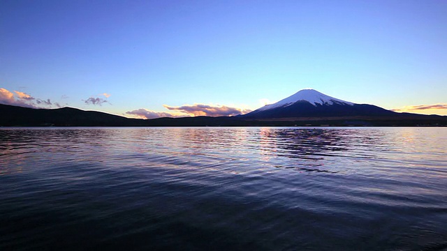 黄昏时分的富士山和山中湖视频素材