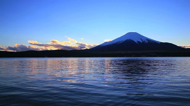 黄昏时分的富士山和山中湖视频素材