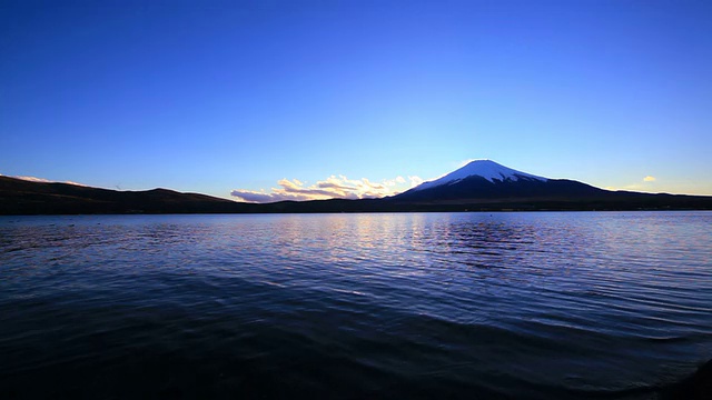 黄昏时分的富士山和山中湖视频素材