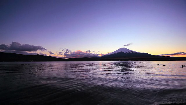 黄昏时分的富士山和山中湖视频素材