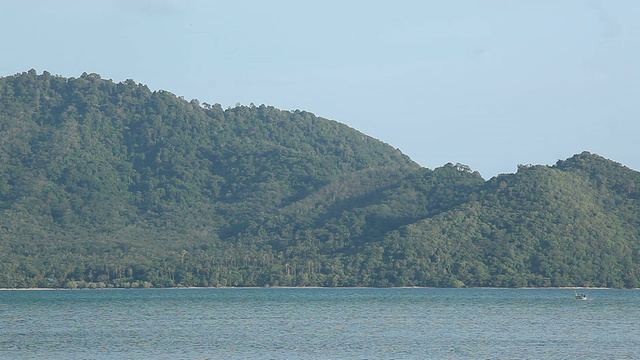 渔船漂浮在泰国普吉岛查龙湾海滩视频素材