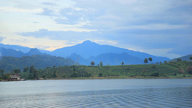 天空，山脉和河流。视频素材