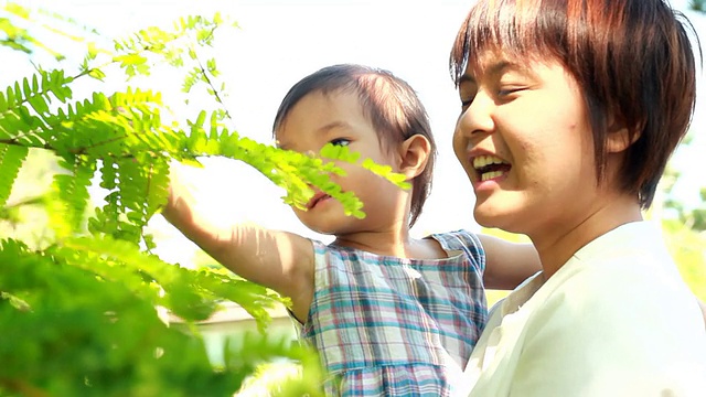 可爱的小女孩和女人视频素材