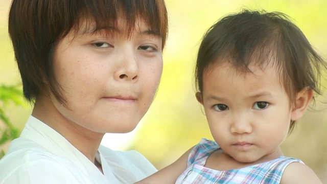 可爱的小女孩和女人视频素材