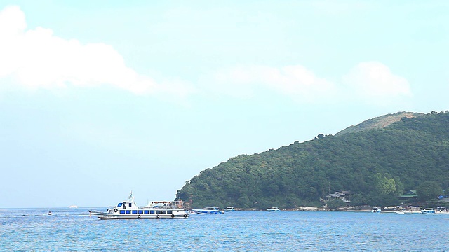 船停泊在海岛上。视频素材