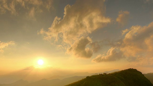 日落和云的移动越过山视频素材